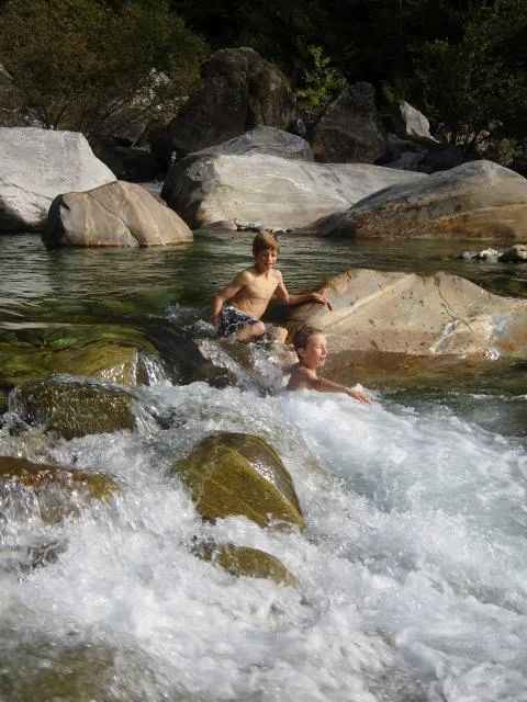 Baden in der Verzasca (Foto: Toni Zweifel) Baden in der Verzasca: Sehr schön war das Tal, aber kalt das Wasser. Trotzdem wagten sich einige ins erfrischende Nass. (Foto: Toni Zweifel)